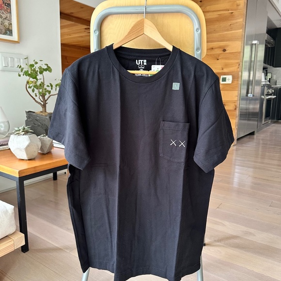 [NEW] KAWS x Uniqlo x Sesame Street Black Tee - Picture 1 of 9